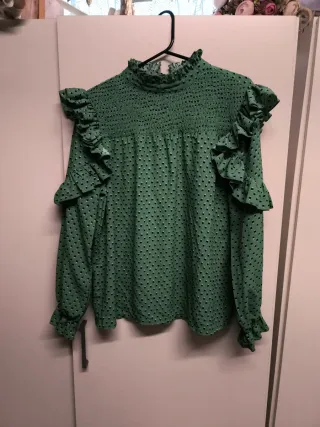 Blusa verde con volantes y lunares