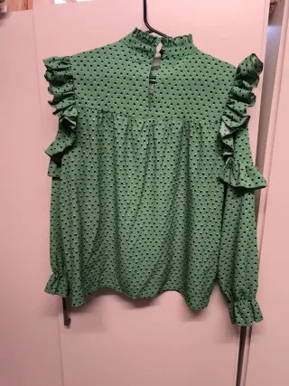Blusa verde con volantes y lunares