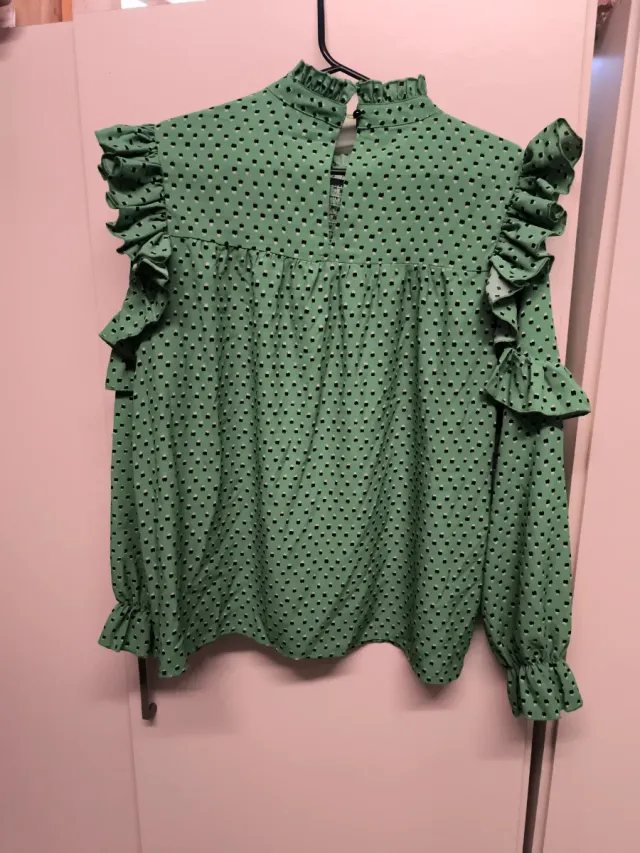 Blusa verde con volantes y lunares