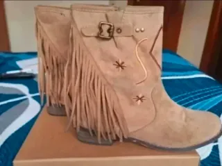 Botas ante beige con flecos y bordado talla 39