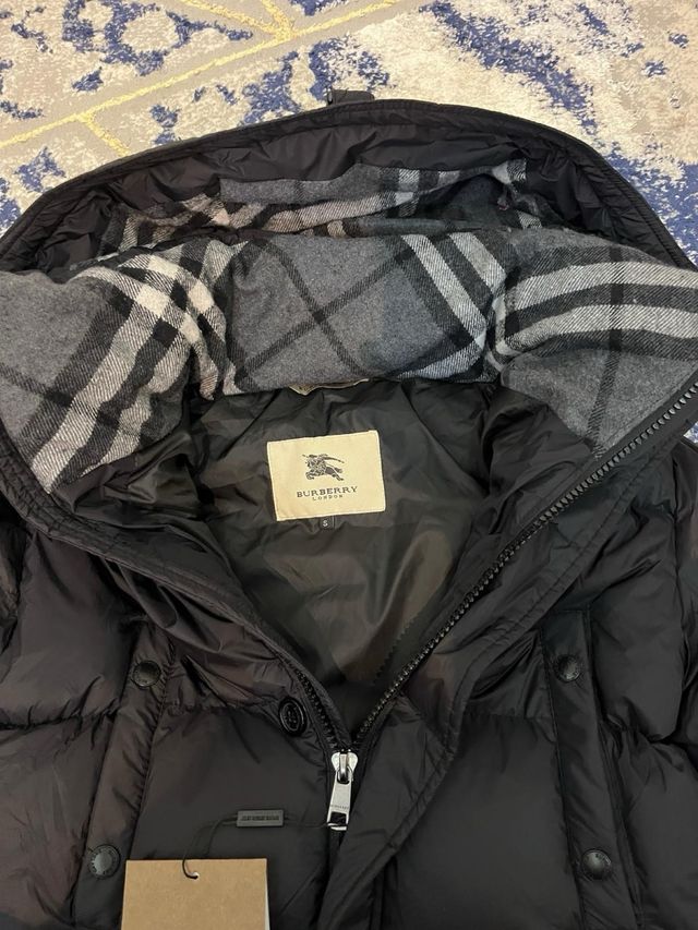 Piumino nero Burberry con cappuccio