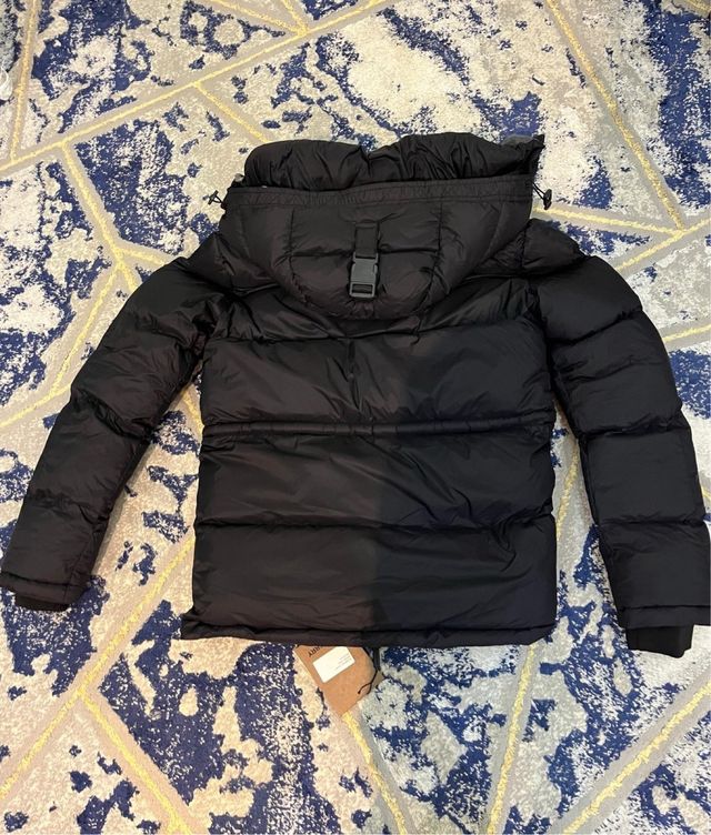 Piumino nero Burberry con cappuccio