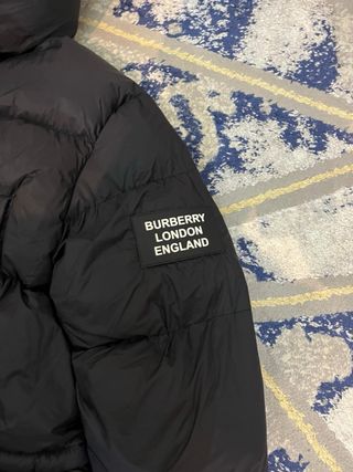 Piumino nero Burberry con cappuccio