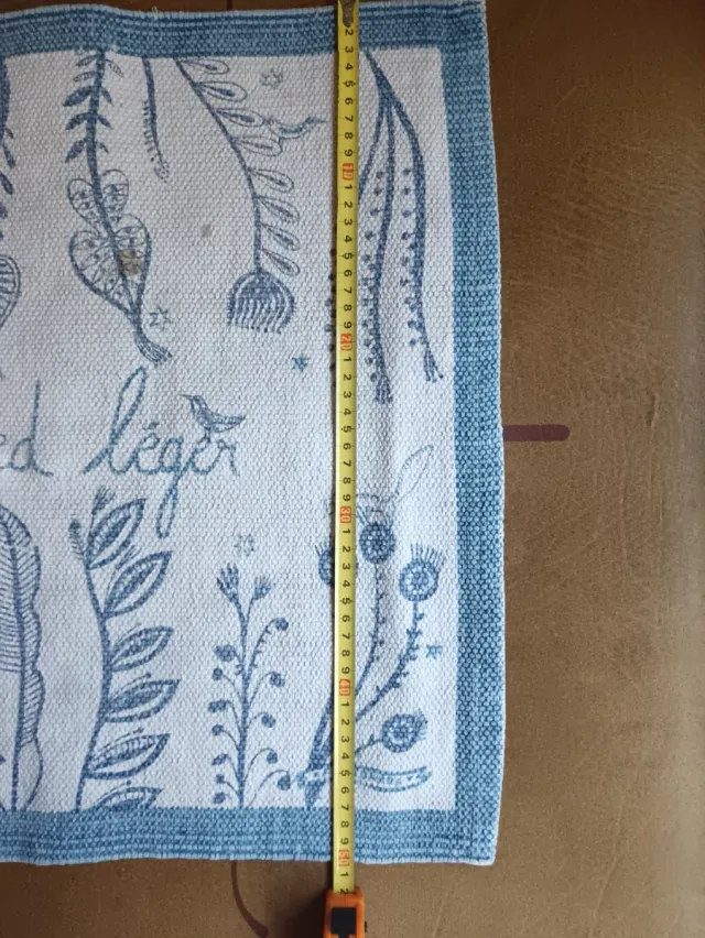 Alfombra de baño azul y blanco