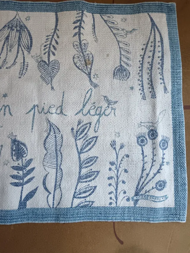 Alfombra de baño azul y blanco