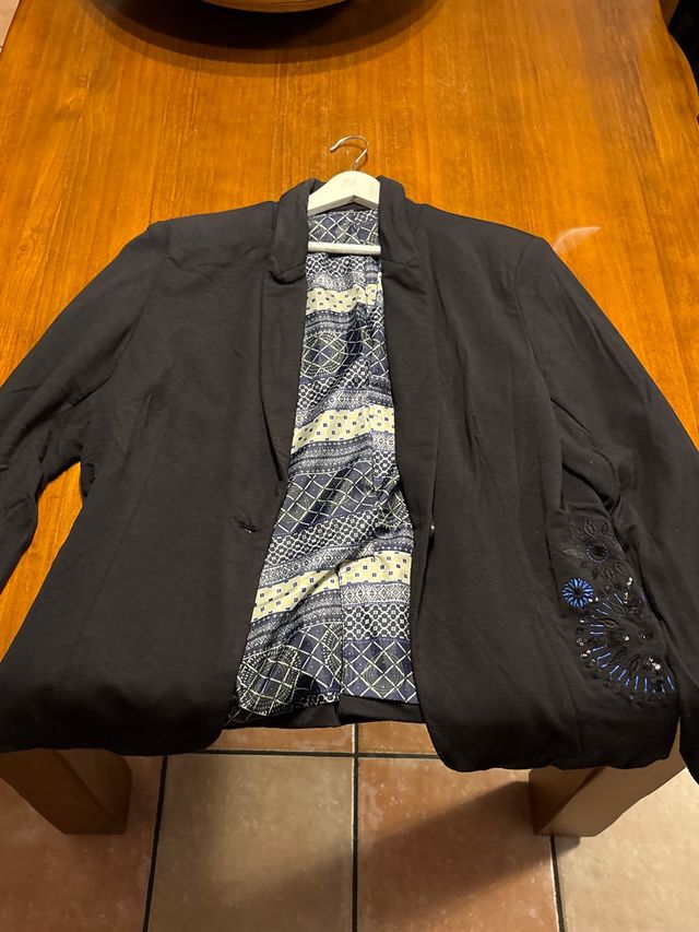 Chaqueta Desigual Talla 44 Negra con Bordado