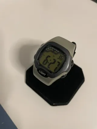 Reloj Digital Vintage Gris y Negro