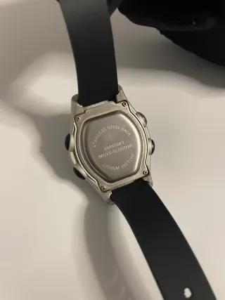 Reloj Digital Vintage Gris y Negro