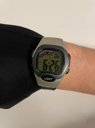 Reloj Digital Vintage Gris y Negro