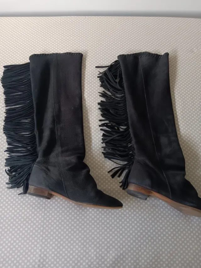 Botas altas negras con flecos