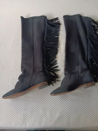 Botas altas negras con flecos