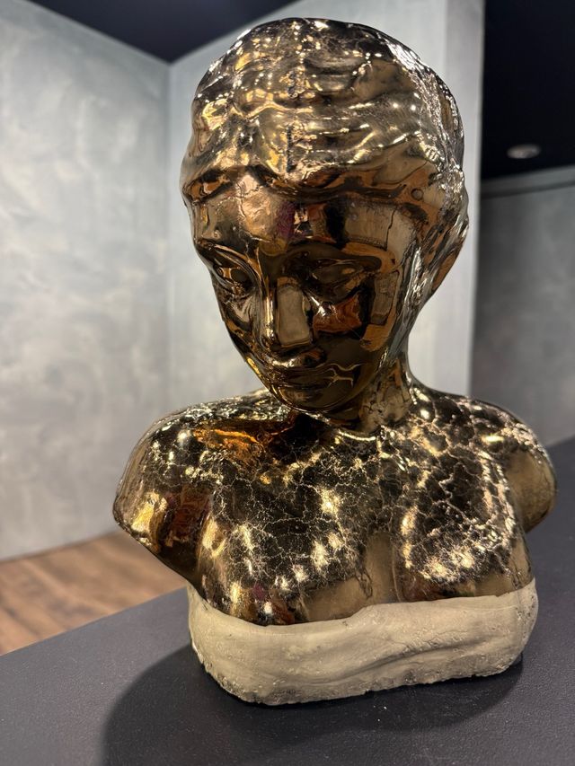 Escultura dorada de busto