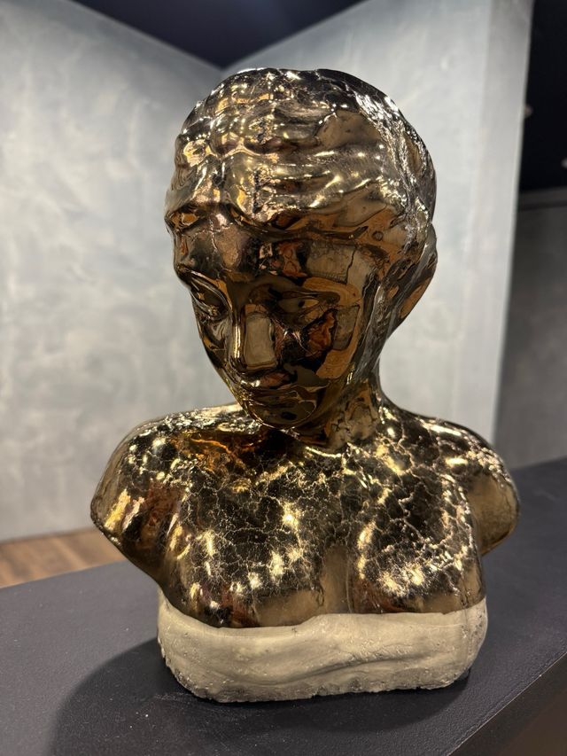 Escultura dorada de busto