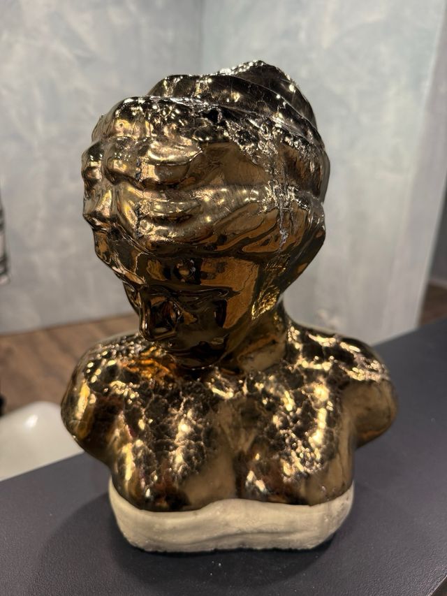 Escultura dorada de busto