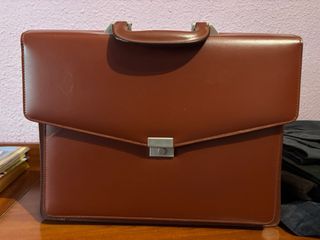 Maletín portadocumentos marrón.