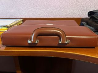 Maletín portadocumentos marrón.