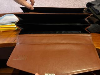 Maletín portadocumentos marrón.