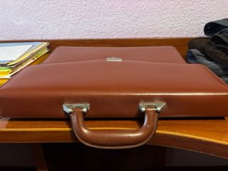 Maletín portadocumentos marrón.