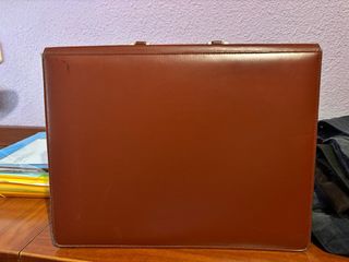 Maletín portadocumentos marrón.