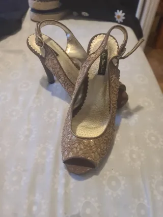 Zapatos de tacón dorados y marrones talla 37