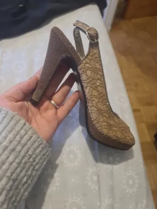 Zapatos de tacón dorados y marrones talla 37