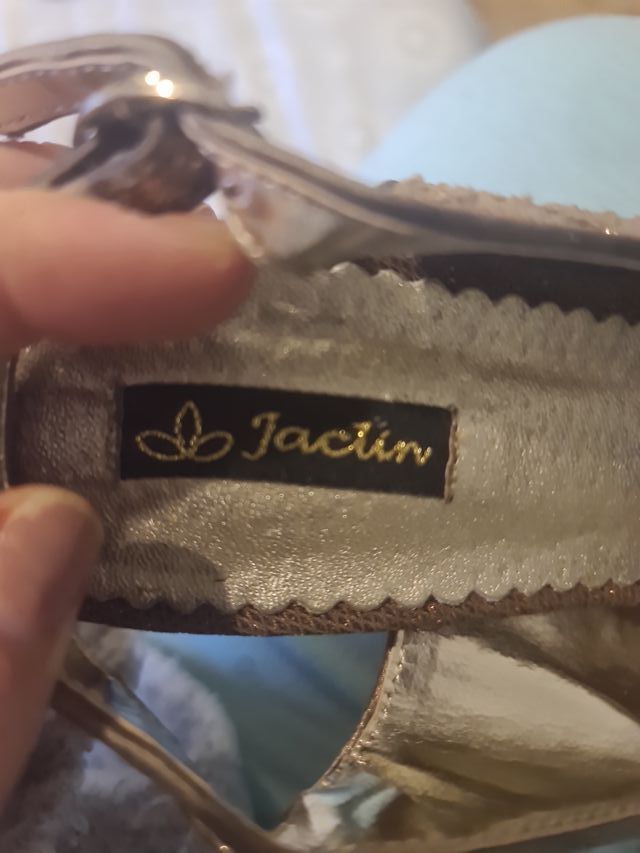 Zapatos de tacón dorados y marrones talla 37
