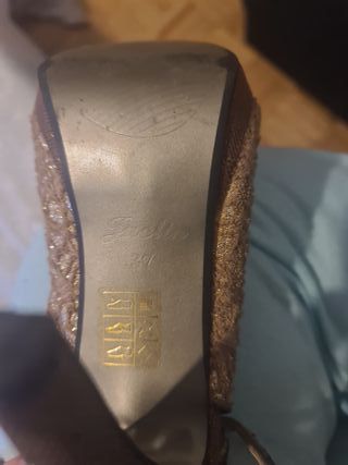 Zapatos de tacón dorados y marrones talla 37