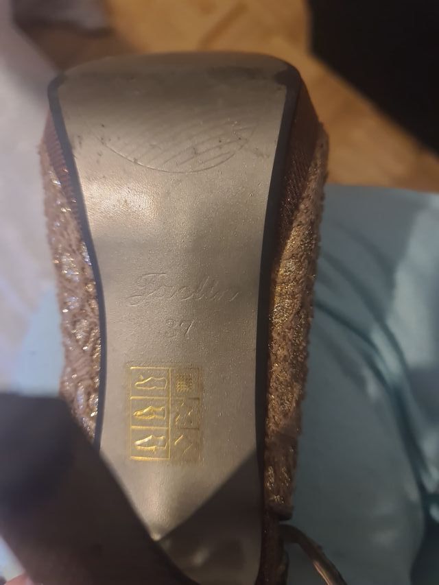 Zapatos de tacón dorados y marrones talla 37