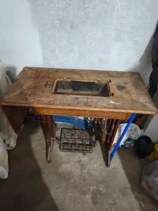Mesa de máquina de coser antigua