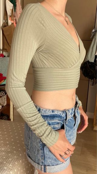 Shorts vaqueros y top verde