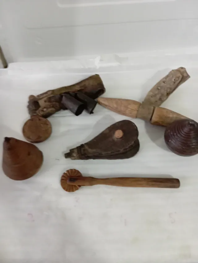 Lote di oggetti in legno antichi