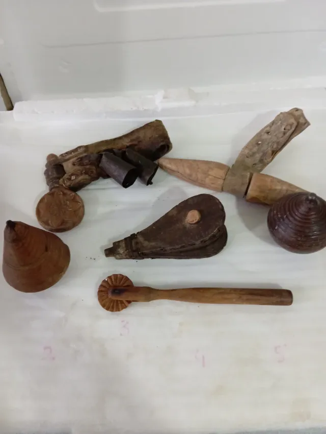 Lote di oggetti in legno antichi