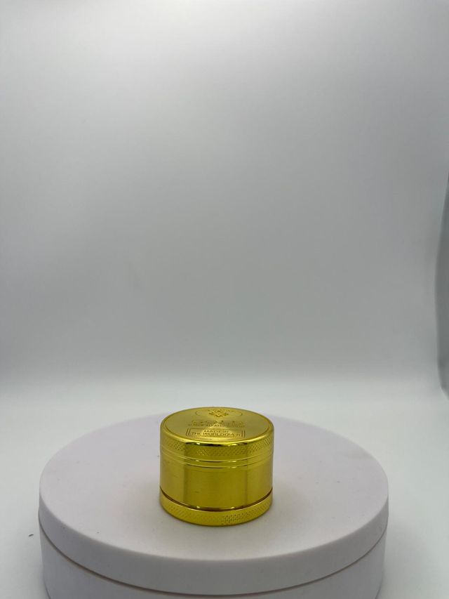 Molino metálico dorado compacto