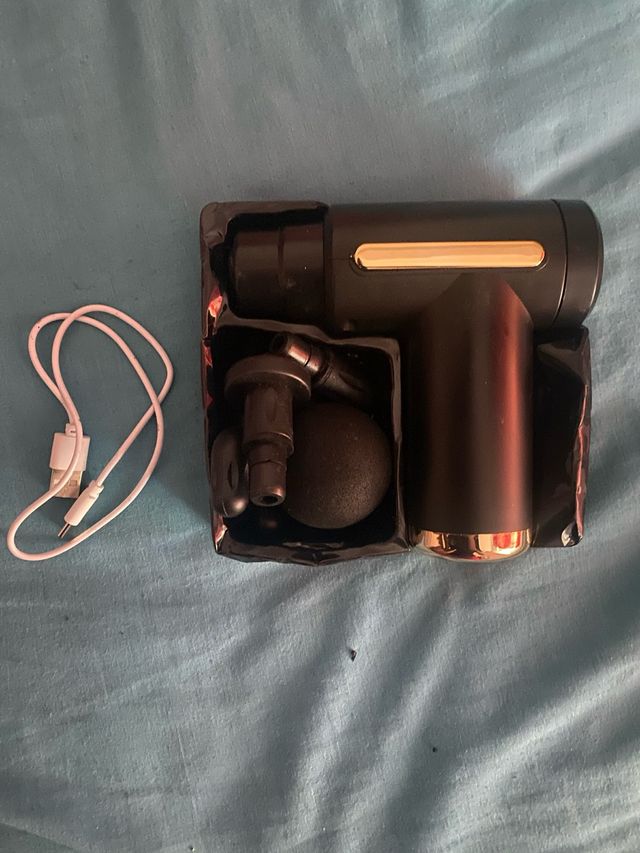 Pistola Masajeador Muscular Negra y Dorada