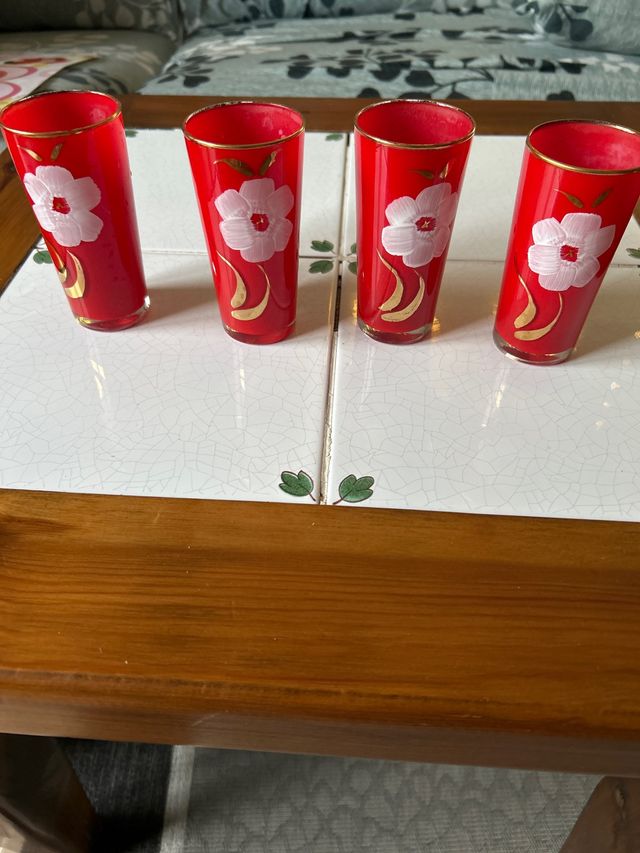 Vasos rojos florales dorados años 60