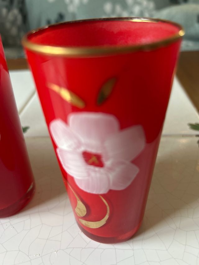 Vasos rojos florales dorados años 60