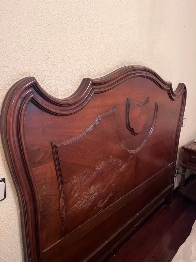 Cabecero de cama de madera tallada