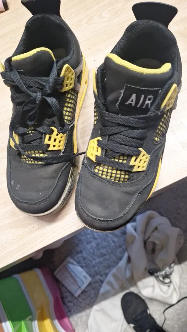 Zapatillas basket Air Jordan 4 negras y amarillas