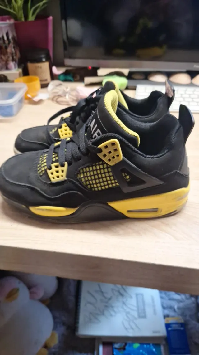 Zapatillas basket Air Jordan 4 negras y amarillas