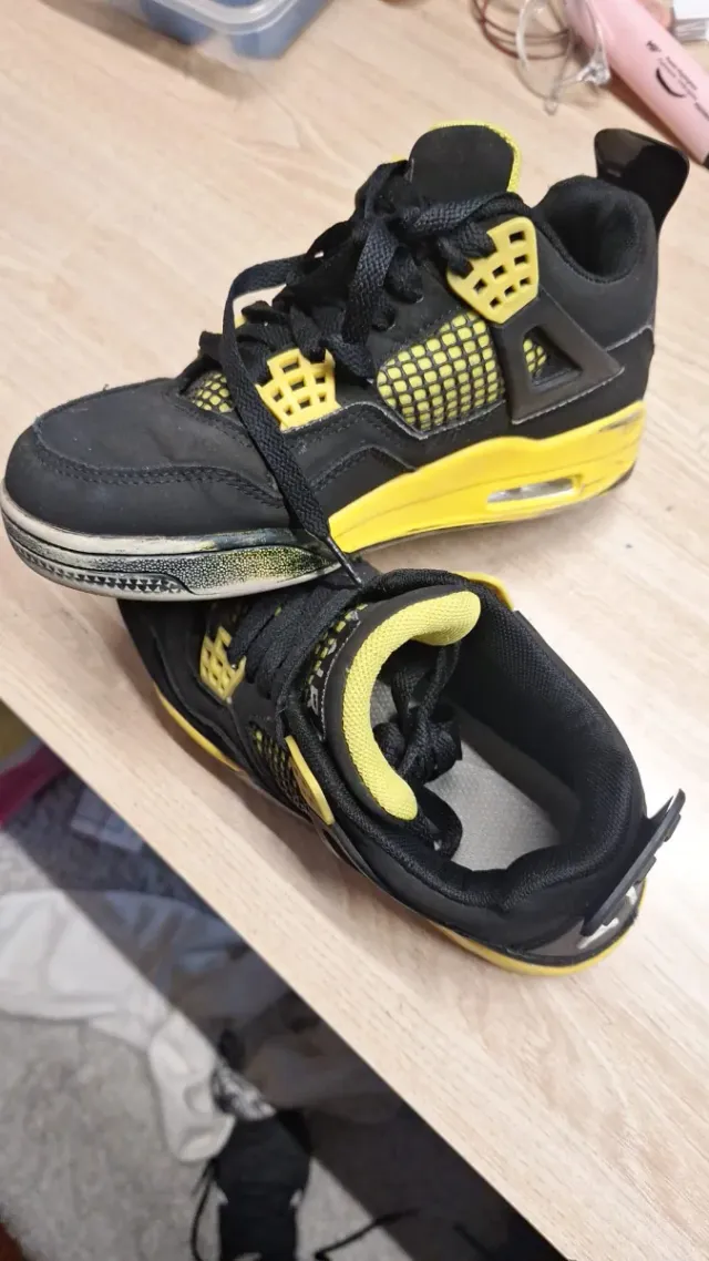 Zapatillas basket Air Jordan 4 negras y amarillas