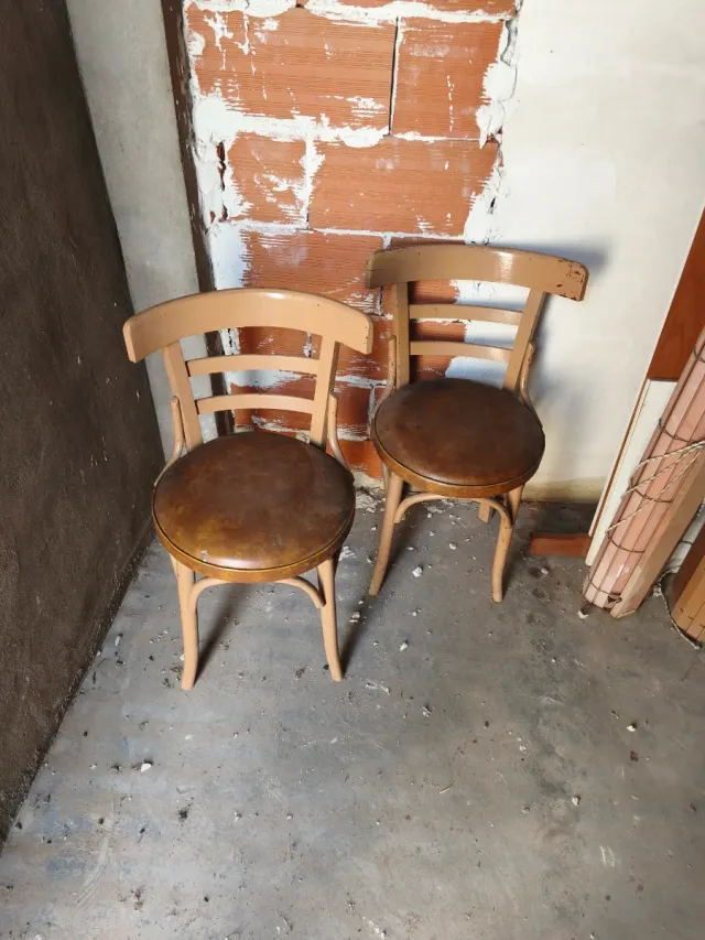 Juego de 2 Sillas de Madera y Cuero