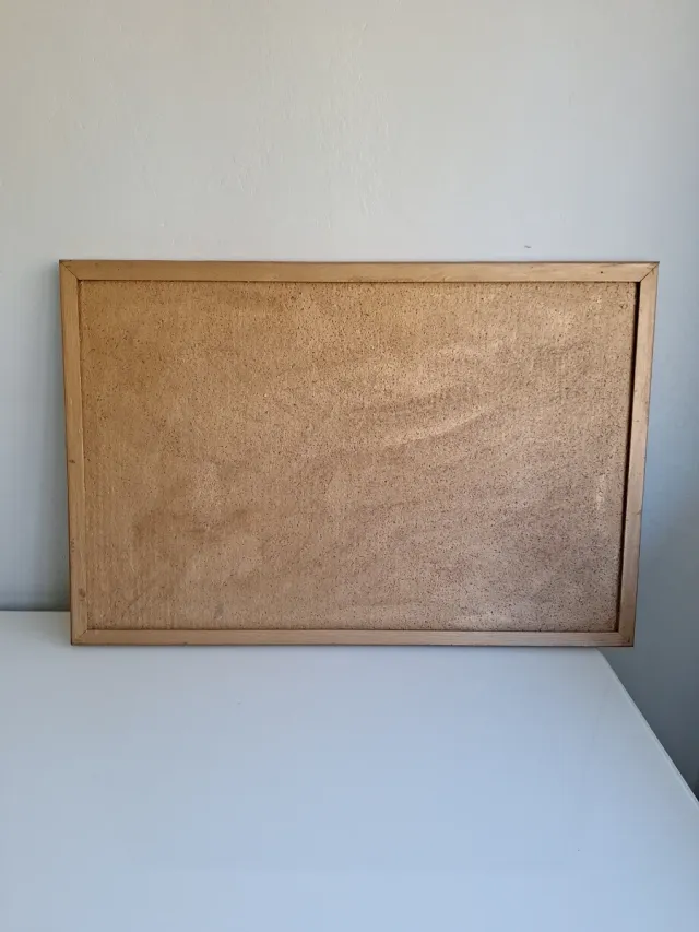 Tablero de corcho bronce con chinchetas