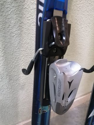 Esquís Atomic Beta Carv con Bastones