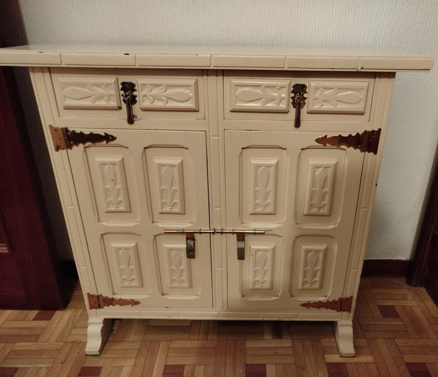 Taquillón madera lacada beige con herrajes dorados