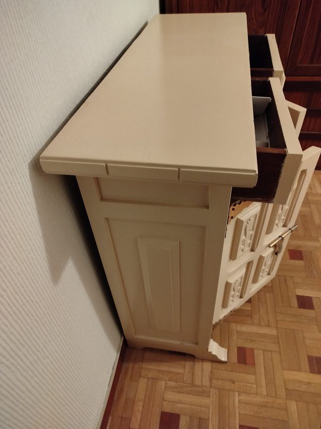 Taquillón madera lacada beige con herrajes dorados