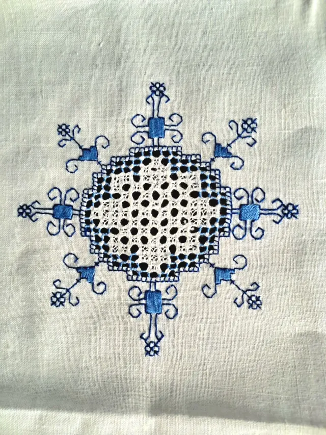 Mantel artesano Lagartera bordado