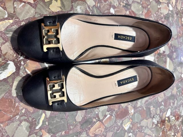 Zapatos Escada Negros Talla 37 con Detalle Dorado