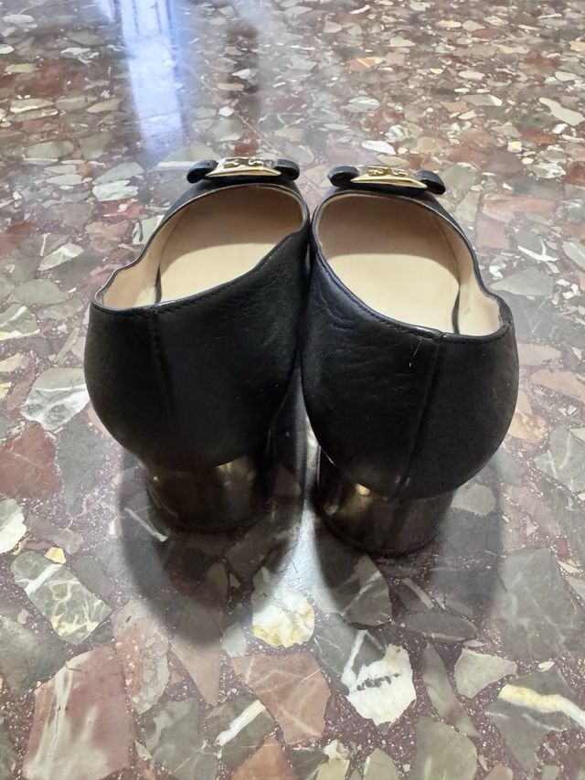 Zapatos Escada Negros Talla 37 con Detalle Dorado