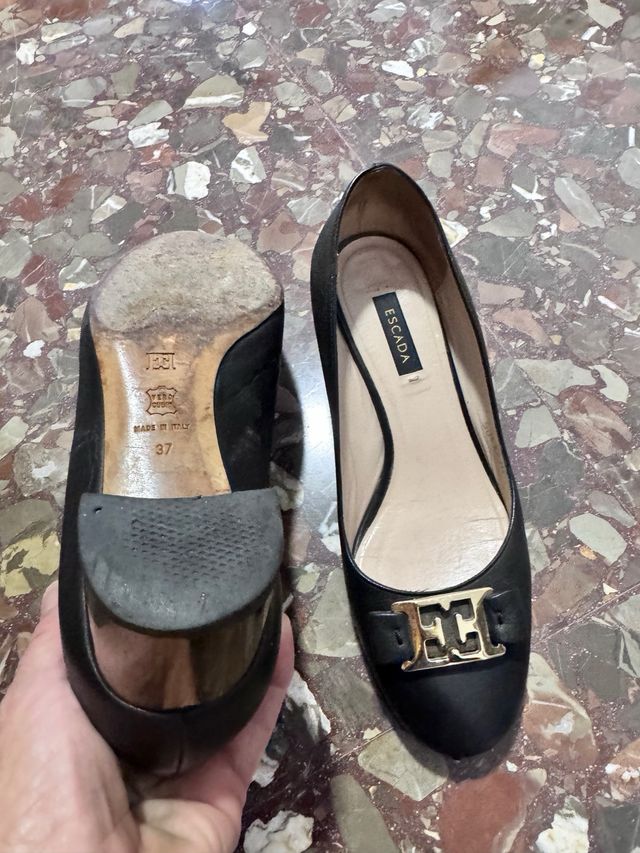 Zapatos Escada Negros Talla 37 con Detalle Dorado