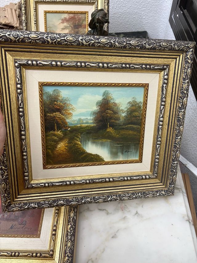 Cuadro paisajístico con marco dorado